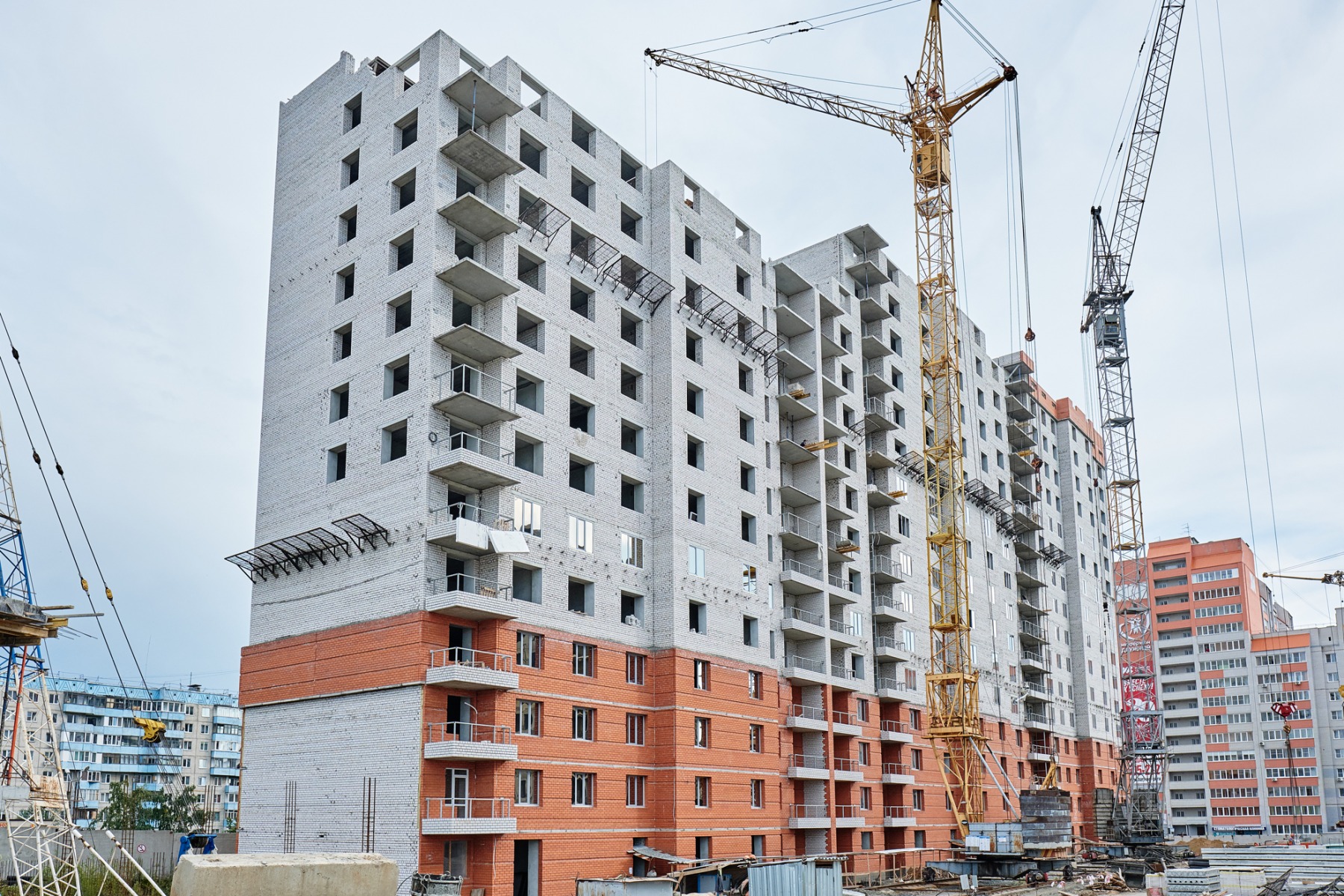 В Псковской области за три месяца ввели в эксплуатацию шесть многоэтажных и 624 частных дома